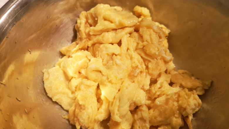 一道下饭的炒鸡蛋,把鸡蛋煎至金黄盛出。