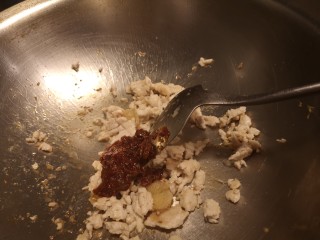 一道下饭的炒鸡蛋,翻炒至金黄之后，放入豆瓣儿酱。