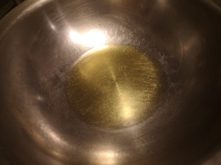 一道下饭的炒鸡蛋,锅内放入油烧开。