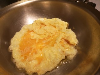一道下饭的炒鸡蛋,倒入鸡蛋液。