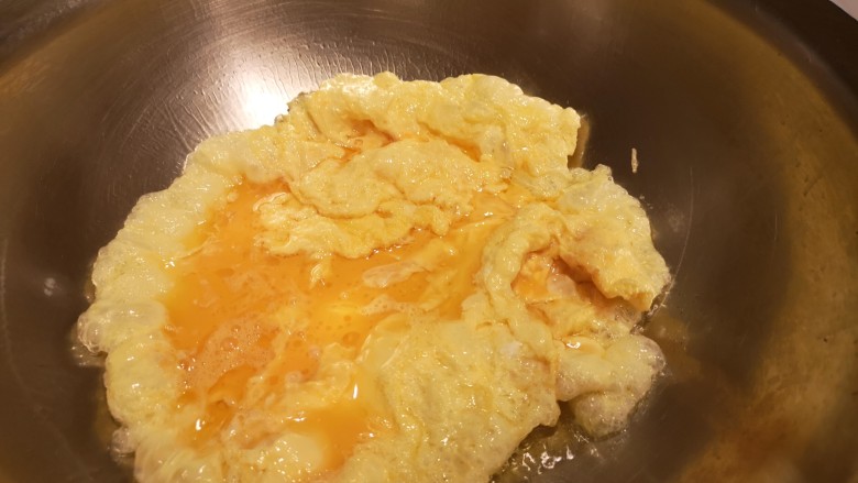 一道下饭的炒鸡蛋,倒入鸡蛋液。