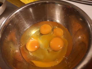一道下饭的炒鸡蛋,鸡蛋四个打入盆儿中。