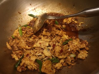 一道下饭的炒鸡蛋,下葱，加少许盐翻炒，最后勾芡。