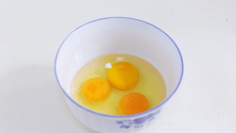 蛤蜊蒸蛋,<a style='color:red;display:inline-block;' href='/shicai/ 9'>鸡蛋</a>打入碗中，加入盐。