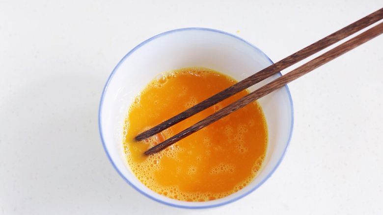 蛤蜊蒸蛋,用筷子搅打均匀。