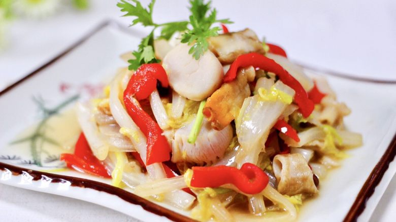 天鹅蛋白菜海鲜小炒,鲜美无比又营养丰富的天鹅蛋白菜海鲜小炒就出锅咯。