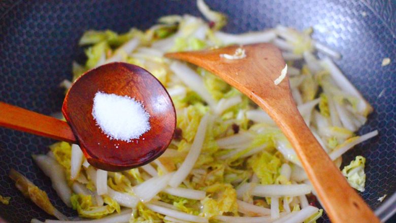 天鹅蛋白菜海鲜小炒,再根据个人口味，加入适量的盐调味。