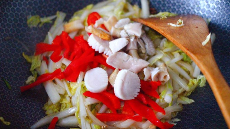 天鹅蛋白菜海鲜小炒,加入红椒和焯过水的天鹅蛋。