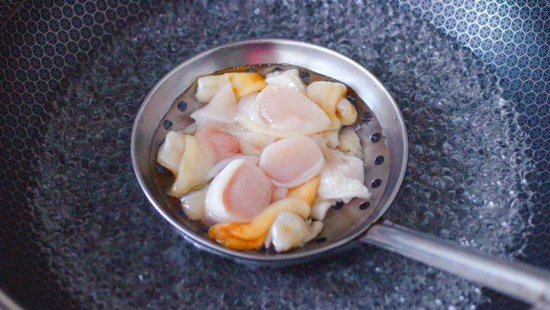天鹅蛋白菜海鲜小炒,锅中倒入适量的清水煮沸，加入少许盐，把洗净切块的天鹅蛋肉入漏勺，放入锅中。