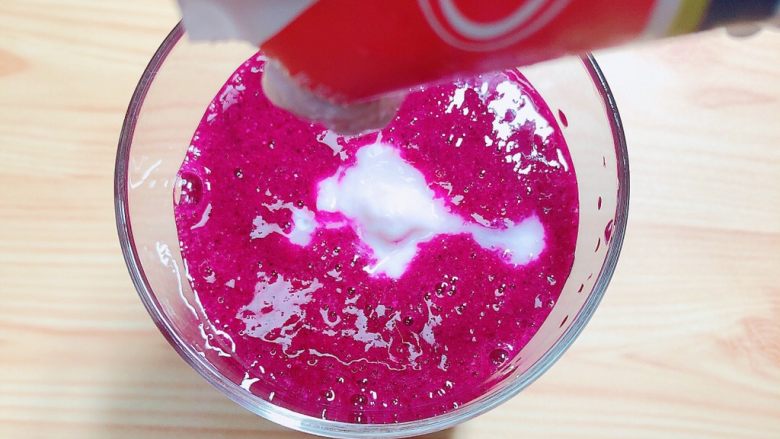 梦幻火龙果酸奶杯,再倒入酸奶，大概至95分满杯状。