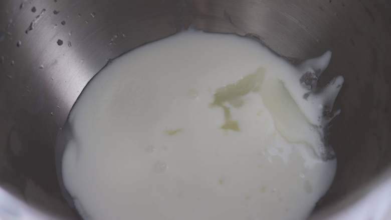 无油无蛋酸奶面包,酸奶、糖、盐放到面盆中。