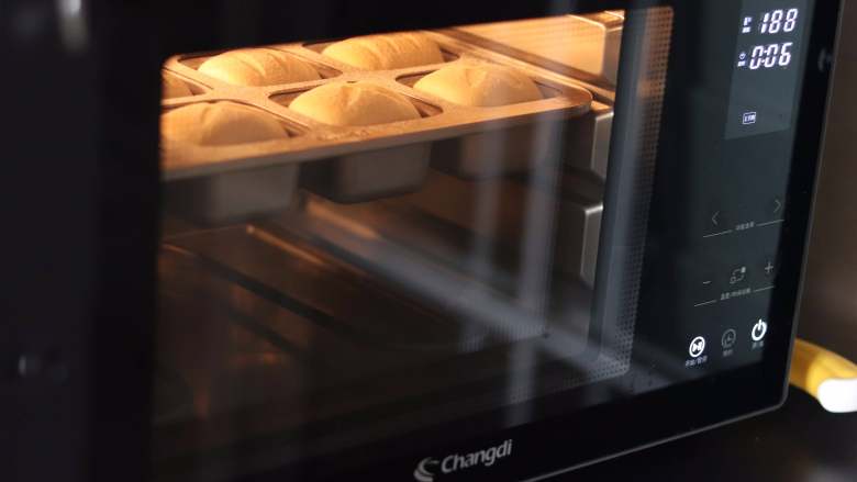 无油无蛋酸奶面包,记得要提前预热烤箱，180度20分钟。