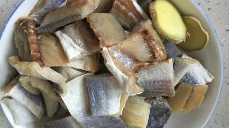 咸鱼炒毛豆,咸鱼干清洗干净，切块，备用