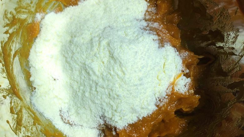 南瓜糯米薯片饼,往南瓜泥中加入50克奶粉。