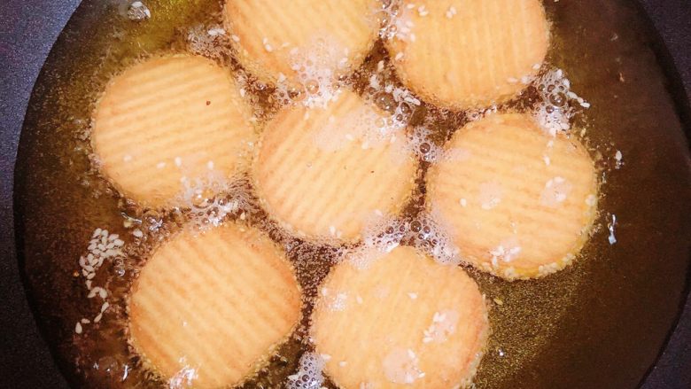 南瓜糯米薯片饼,锅中热油，油热至6成热度时，放入薯片饼。中小火煎至2分钟。