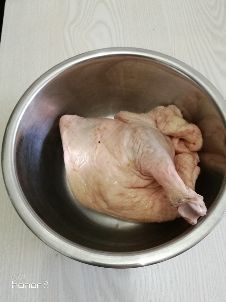 冬至美食十菜谱#麦冬沙参煲水鸭#创建于22/12~2019],食材:鸭腿1只。