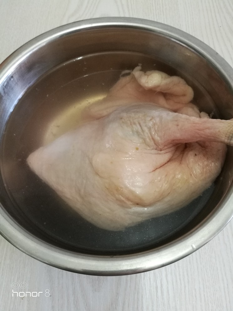 冬至美食十菜谱#麦冬沙参煲水鸭#创建于22/12~2019],鸭腿浸泡祛血水，可以浸泡三次。