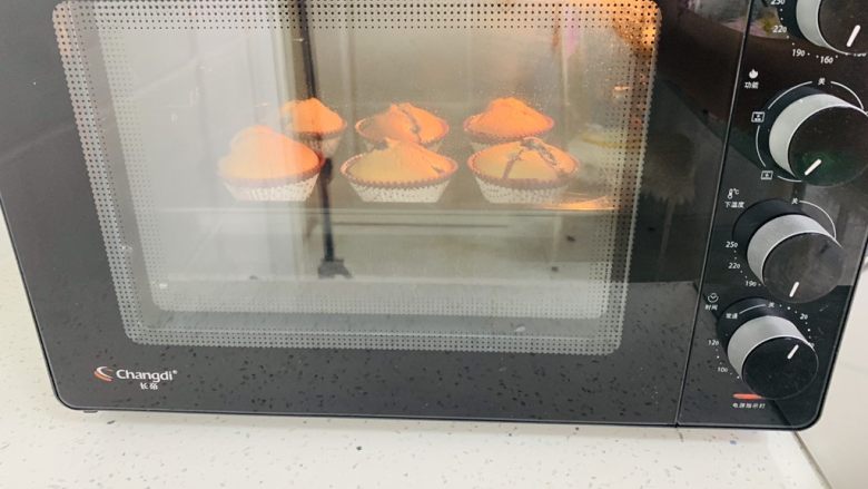 蓝莓爆浆玛芬,预热好的烤箱。上下火170度25分钟。中层烤制。
