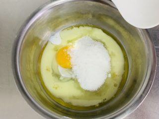 蓝莓爆浆玛芬,将牛奶、鸡蛋、油、糖、柠檬汁全部放入打蛋盆中。