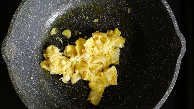 胡萝卜虾皮葱花蛋炒饭,锅内倒入适量的油，倒入打散的全蛋液炒熟炒散盛出备用
