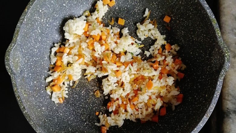 胡萝卜虾皮葱花蛋炒饭,倒入一碗熟米饭炒匀