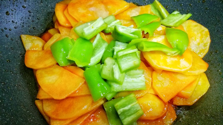 好吃到哭的茄汁土豆片,加入青椒。
