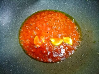 好吃到哭的茄汁土豆片,热锅热油，加大蒜爆香，加两大勺番茄汁翻炒10秒钟。