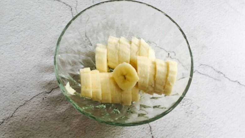 芒果香蕉奶昔,放入沙拉碗备用