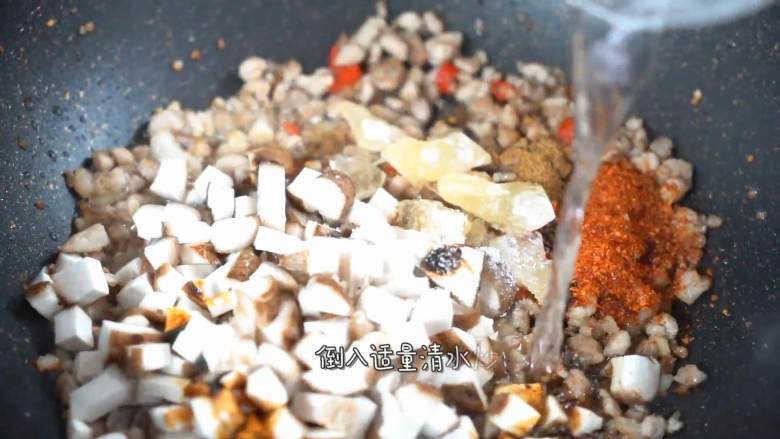 超级下饭，米饭杀手必须有它的一席之地,加入香菇丁、辣椒粉、老抽、孜然粉、冰糖、盐，倒入适量清水炒匀。