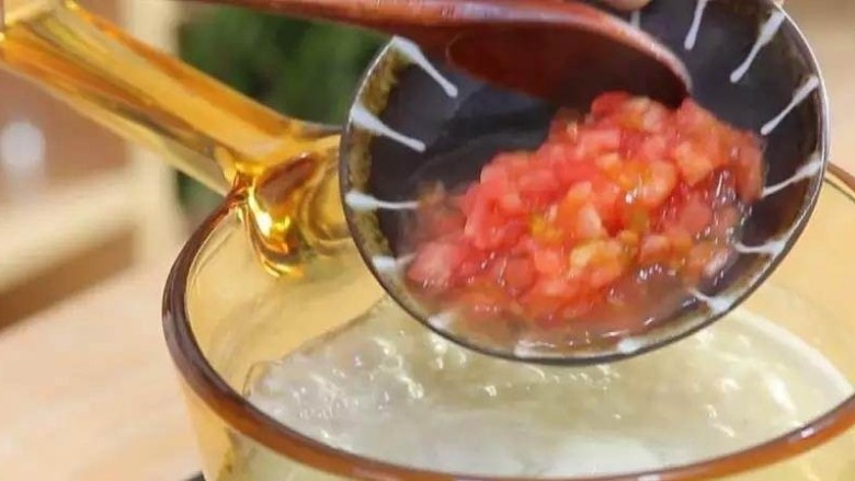 番茄丝瓜补钙粥,等米煮沸后加入番茄丁