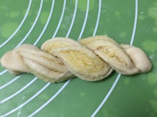 蔓越梅椰蓉扭扭包,编成麻花状。