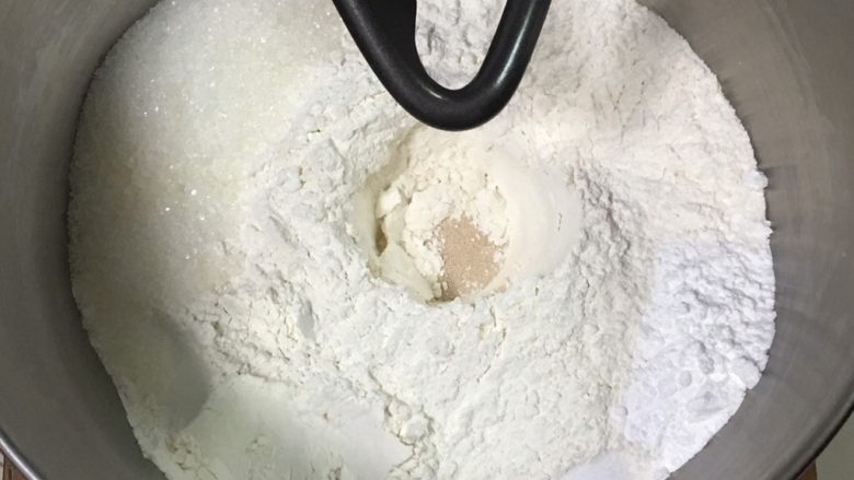 蔓越梅椰蓉扭扭包,高筋粉和低筋粉混合，盐和细砂糖对角放，发酵粉放中间。