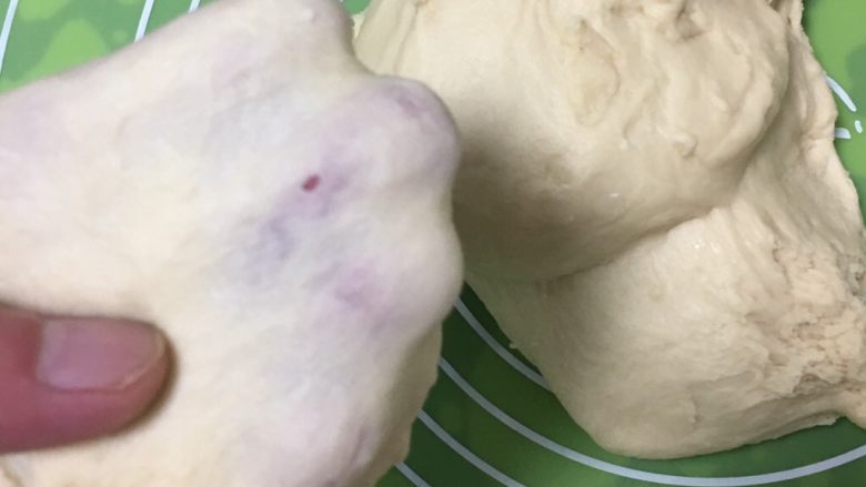 蔓越梅椰蓉扭扭包,面团可以出手套膜。