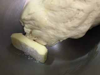 蔓越梅椰蓉扭扭包,加入黄油，继续揉面12分钟。