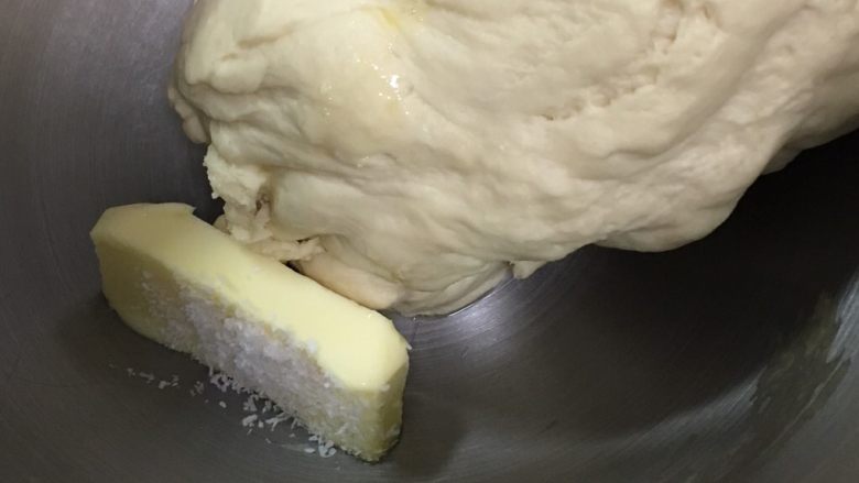 蔓越梅椰蓉扭扭包,加入黄油，继续揉面12分钟。