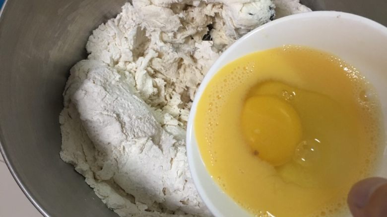 蔓越梅椰蓉扭扭包,加入鸡蛋。