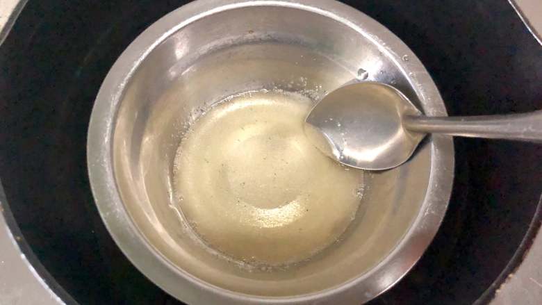 蓝天白云鸡尾酒奶冻,在小碗里加入吉利丁粉，放入凉水调匀，然后隔水加热至吉利丁融化成浓稠的液体