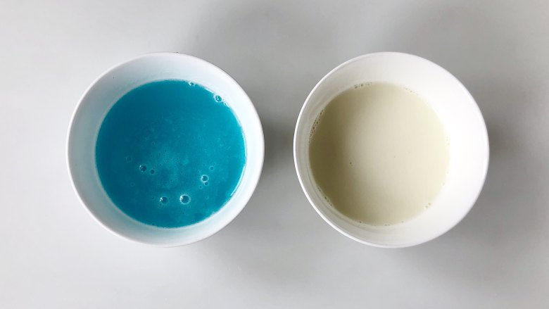 蓝天白云鸡尾酒奶冻,一半的吉利丁液倒入Rio鸡尾酒中调匀，另一半吉利丁液加入牛奶中调匀。然后一起放入冰箱冷藏3小时以上至凝固