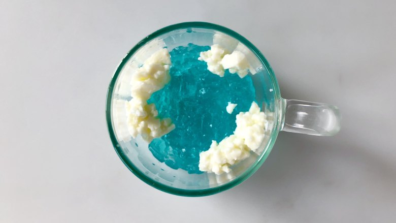 蓝天白云鸡尾酒奶冻,把搅碎的鸡尾酒冻和牛奶冻交替的放入玻璃杯中至满杯