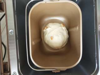 蜂蜜橙香土司,6、面团滚圆进行基础发酵。大概40分钟左右。
