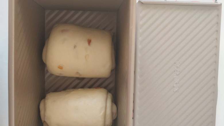 蜂蜜橙香土司,11、放入学厨450克土司盒中进行二发。
