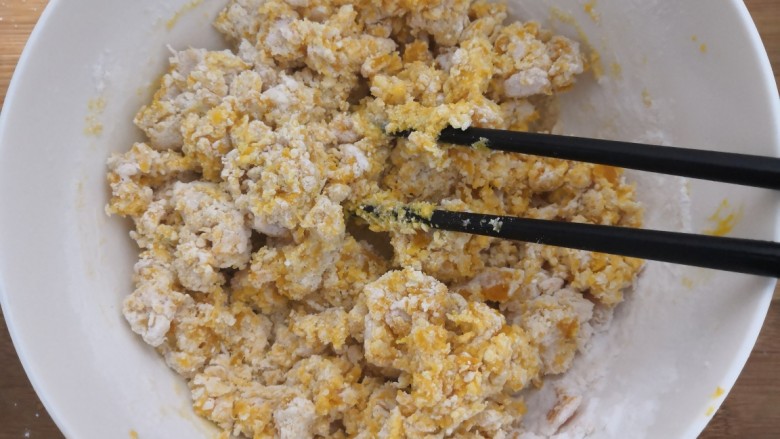 南瓜糯米夹心饼,用筷子，先搅拌成絮状