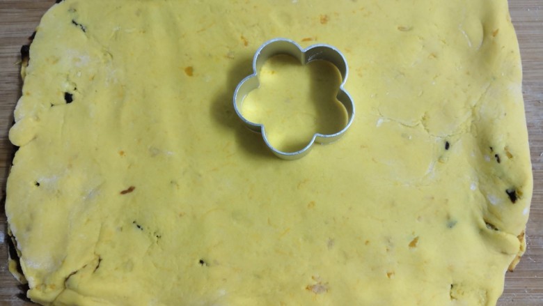 南瓜糯米夹心饼,取一个花型模具，把南瓜糯米夹心坯，按压成花朵状