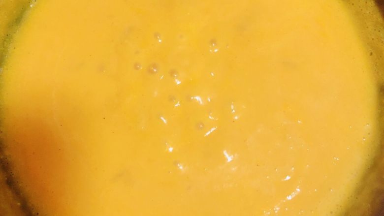 胡萝卜浓汤意面,搅拌均匀，熬煮1分钟。胡萝卜浓汤就做好了，可以盛一碗出来待用。