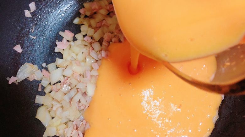 胡萝卜浓汤意面,倒入打好的胡萝卜土豆泥。