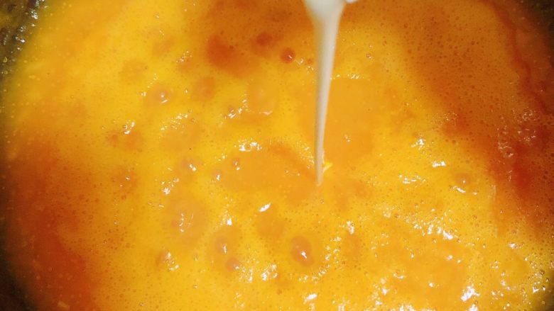 胡萝卜浓汤意面,中火熬煮浓汤，是不是搅动避免糊底。再加入50ml淡奶油。
