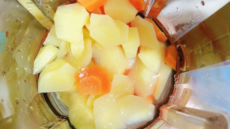 胡萝卜浓汤意面,将蒸好的胡萝卜土豆块儿，放入破壁机中，加入100ml水。