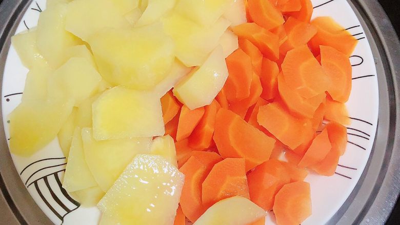 胡萝卜浓汤意面,蒸好后，开盖儿放凉待用。