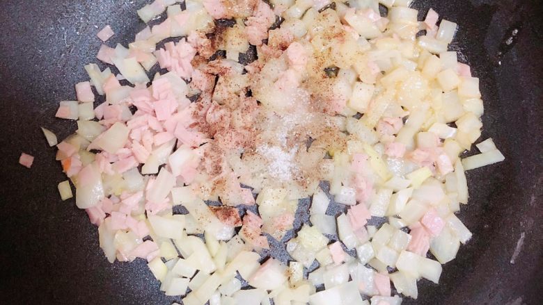 胡萝卜浓汤意面,再加入盐、黑胡椒粉，翻炒均匀。