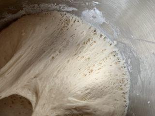 老式面包,盖上保鲜膜发酵至内部有蜂窝状。大概半小时左右吧！